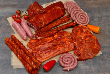 Eine Auswahl an Fleisch und Würstchen zum grillen.