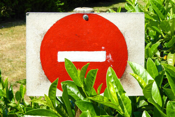 Selbstgemaltes rotes Straßenschild : Verbot der Einfahrt ! Roter Kreis mit weißem waagerechten...