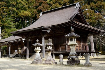A small, secluded temple town has developed around the sect's headquarters that Kobo Daishi built on Koyasan's wooded mountaintop. Since then over one hundred temples have sprung up along the streets 
