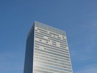 空と高層ビル