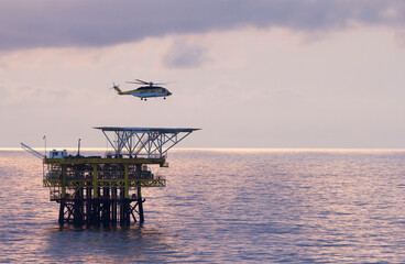 Helicopter and offshore oil rig - 508286835