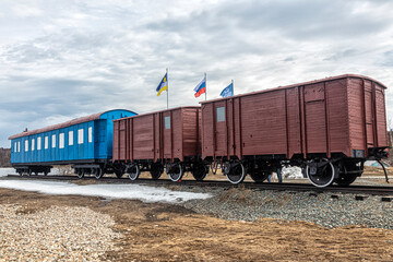 Obraz premium Vintage railway cars on the shore of Lake Baikal