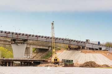 Erection of metal structures of the new bridge.