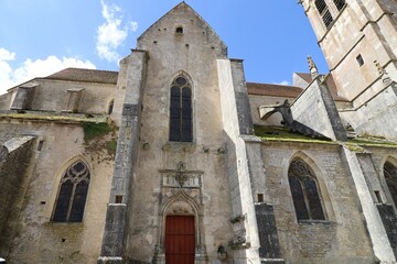 Fototapeta na wymiar L'église Notre Dame, vue de l'extérieur, village de Noyers sur Serein, département de l'Yonne, France