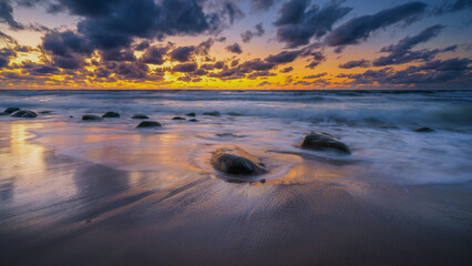 Obraz premium colorful sunset on the rocky seashore
