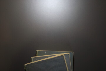 Stare książki na szarym tle - obrazy, fototapety, plakaty