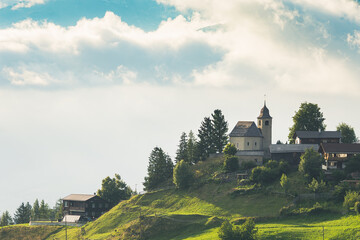 Die Kirche des Dorfes Feldis im Kanton Graubünden in den Schweizer Alpen.