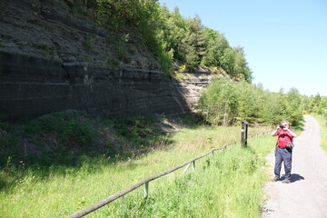 Wanderer an der Schwarzen Wand bei Nickenich