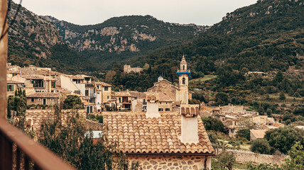 Obraz premium View of the ancient streets of Valldemossa. old stone houses