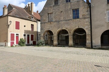 La place du marché au blé, village de Noyers sur Serein, département de l'Yonne, France