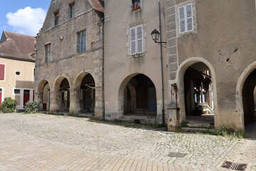 La place du marché au blé, village de Noyers sur Serein, département de l'Yonne, France