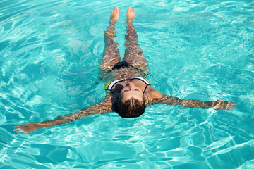 Frau im Pool