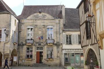 La mairie, vue de l'extérieur, village de Noyers sur Serein, département de l'Yonne, France