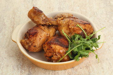 Roasted chicken leg with rucola