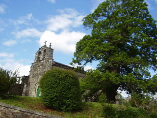 Fototapeta na wymiar Iglesia parroquial de Baamonde y Castiñeiro Milenario, Galicia