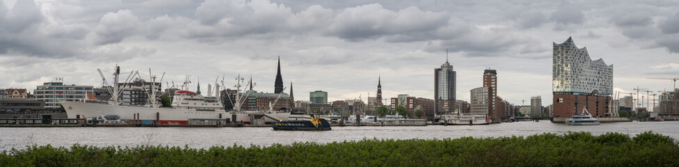 Fototapeta na wymiar Panorama of Hamburg skyline in cloudy weather