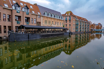Obraz premium Urban scene, old buildings along the canal in Bruges, Belgium