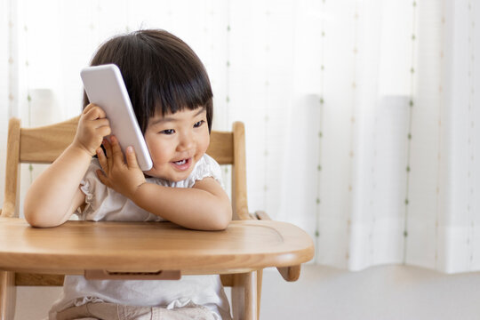 スマートフォンで電話をする赤ちゃん（1歳10か月、女の子、日本人）