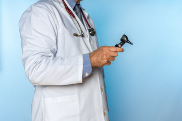 doctor with an otoscope in his hand - obrazy, fototapety, plakaty