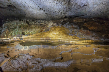 洞窟内　山口県　美祢市　秋芳洞　鍾乳洞　洞窟　川　地下水
