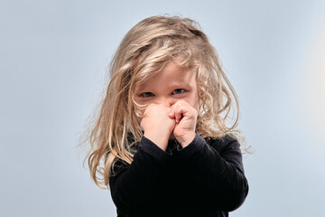 portrait petite fille blonde joyeuse les cheveux au vent