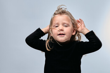 portrait petite fille blonde joyeuse les cheveux au vent