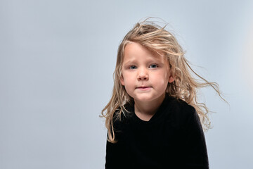 portrait petite fille blonde joyeuse les cheveux au vent