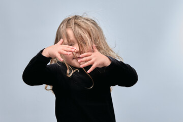 portrait petite fille blonde joyeuse les cheveux au vent