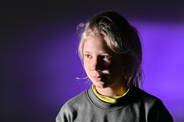 portrait jeune fille blonde sur fond bleu en studio
