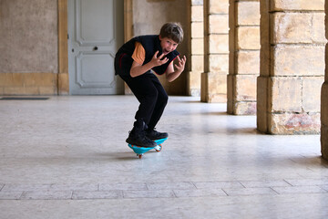 enfant douze ans sur skateboard fait le clown