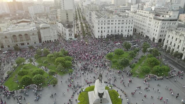 Manifestaci&oacute;n de gente con camiseta de per&uacute; en Plaza San Martin,  Lima centro. Concepto de personas y emociones.