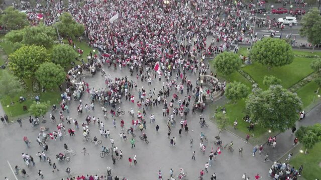 Manifestaci&oacute;n de gente con camiseta de Per&uacute; en Plaza San Martin,  Lima centro. Concepto de personas, uni&oacute;n y emociones.