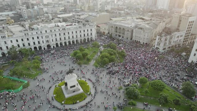 Manifestaci&oacute;n de gente con camiseta de Per&uacute; en Plaza San Martin,  Lima centro. Concepto de personas, uni&oacute;n y emociones.