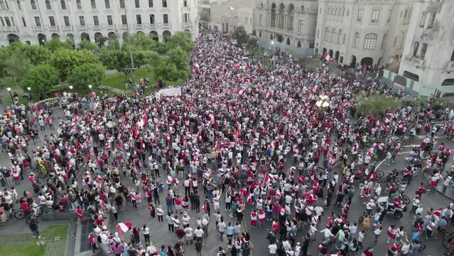 Manifestaci&oacute;n de gente con camiseta de Per&uacute; en Plaza San Martin,  Lima centro. Concepto de personas, uni&oacute;n y emociones.
