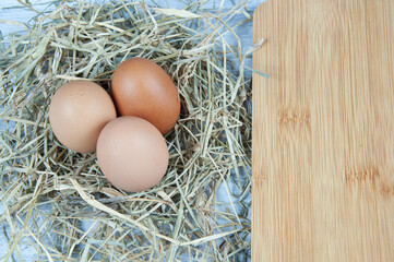 eggs on top of hay on a table