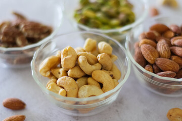 ボウルに入った4種類のナッツ