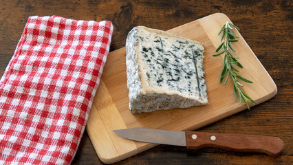 fromage bleu sur planche de bois avec du romarin 