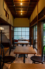 古民家レストラン・カフェのアンティークな木製テーブルと椅子　リノベーションスタイル