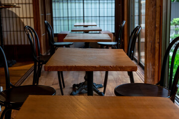 古民家レストラン・カフェのアンティークな木製テーブルと椅子　リノベーションスタイル