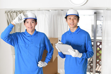 作業服を着た若い笑顔の男性達
