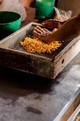 Realizaci&oacute;n tradicional de mini arepa colombiana