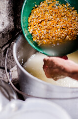 Realizaci&oacute;n tradicional de mini arepa colombiana