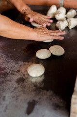 Realización tradicional de mini arepa colombiana