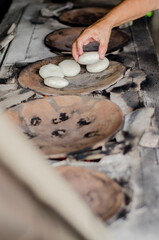 Realizaci&oacute;n tradicional de mini arepa colombiana
