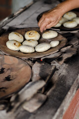 Realizaci&oacute;n tradicional de mini arepa colombiana