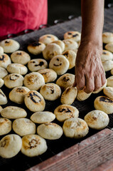 Realizaci&oacute;n tradicional de mini arepa colombiana
