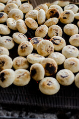 Realizaci&oacute;n tradicional de mini arepa colombiana