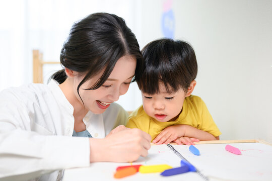 幼児と絵を描くママさん