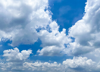 Obraz premium blue sky background with clouds