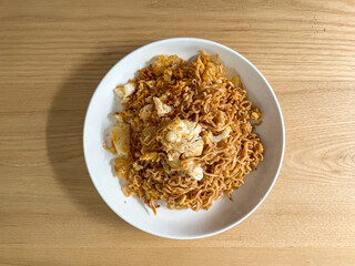 Fried instant noodles with squid egg